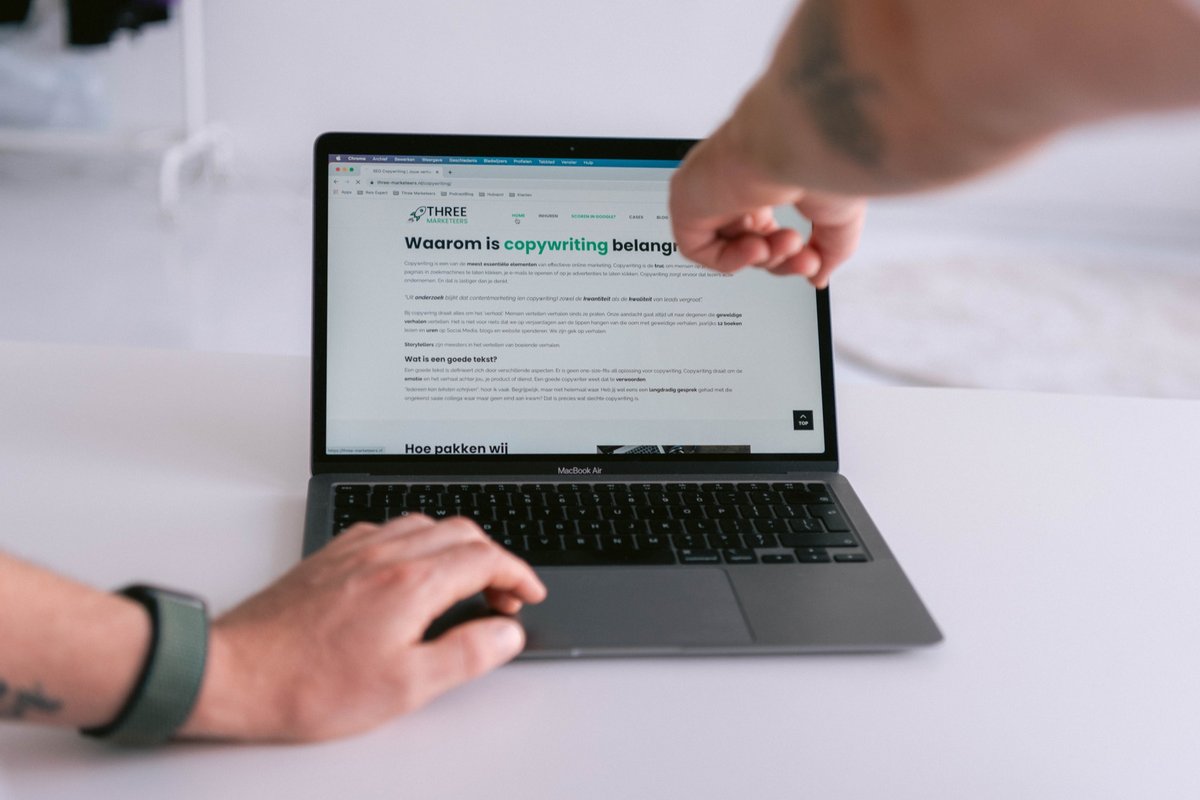 Samen kijken naar een terugkerend werkproces op een laptop